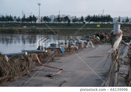 韓國的風暴造成了很大的破壞。雨季,風暴,颱風,雨,陰天,破壞,自然災害 韓國的風暴造成了很大的破壞。雨季,風暴,颱風,雨,陰天,破壞,自然災害 68139996