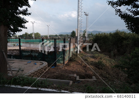 韓國的風暴造成了很大的破壞。雨季，風暴，颱風，雨，陰天，破壞，自然災害 68140011