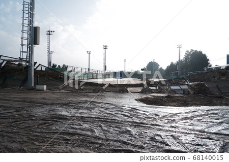 韓國的風暴造成了很大的破壞。雨季，風暴，颱風，雨，陰天，破壞，自然災害 68140015
