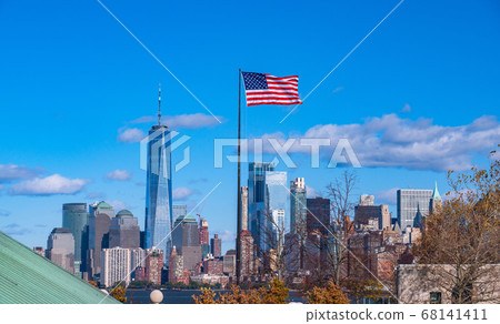 《紐約》曼哈頓的摩天大樓，自由島的景色 68141411