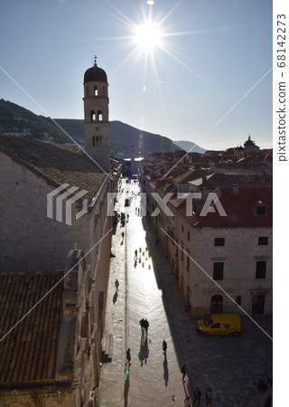 這個地方位於老城區的海濱地區。 68142273