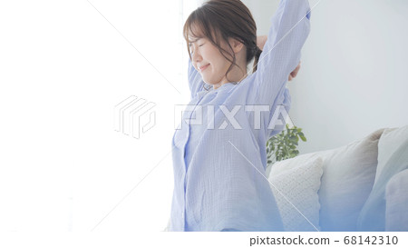 女人睡衣伸展 68142310