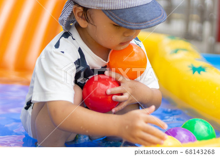 Children playing in the pool 68143268