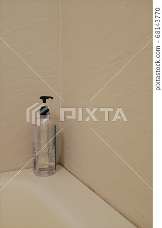 泵入浴室的沐浴鹽 68143770