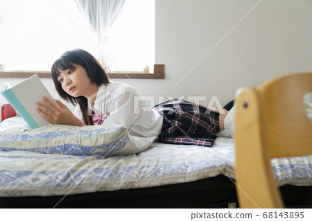 School girls who read 68143895