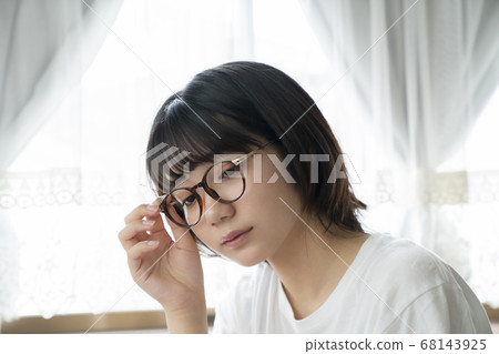 Portrait of a woman with glasses 68143925