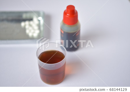 聚維酮碘漱口水和白色背景上的稀釋漱口水 68144129