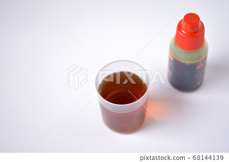 聚維酮碘漱口水和白色背景上的稀釋漱口水 68144139