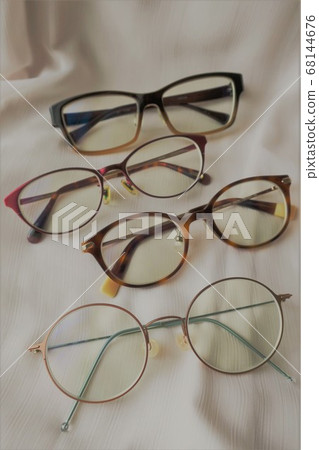 Fashionable frame glasses for women · 4 Fashionable frame glasses for women · 4 68144676