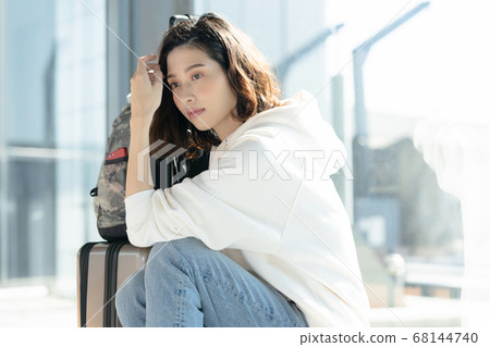 A young female tourist who kills time A young female tourist who kills time 68144740
