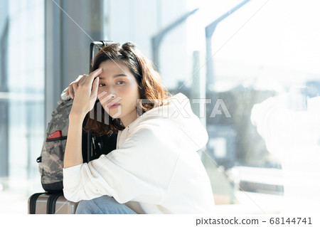 A young female tourist who kills time 68144741