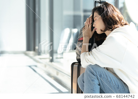 A young female tourist who kills time A young female tourist who kills time 68144742