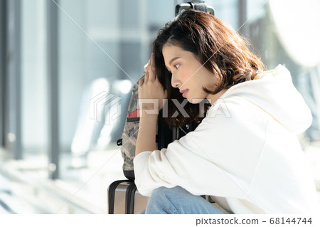 A young female tourist who kills time A young female tourist who kills time 68144744