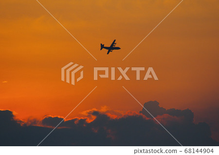C-130 Hercules flying in the evening C-130 Hercules flying in the evening 68144904