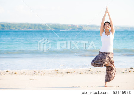 女性健康形像海背景 68146938