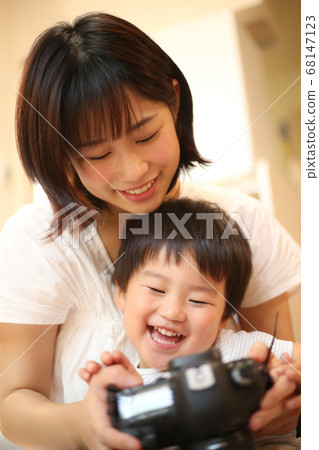 看了拍攝了的照片的父母子女 68147123