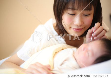 媽媽打掃寶寶的耳朵 68147124