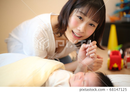 媽媽打掃寶寶的耳朵 68147125