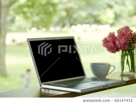 Mockup laptop with blank screen on table at home Mockup laptop with blank screen on table at home 68147452