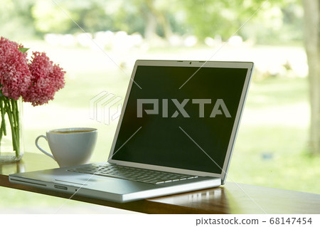 Mockup laptop with blank screen on  table at home 68147454
