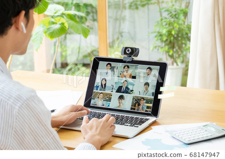 Businessman having an online meeting by telework 68147947
