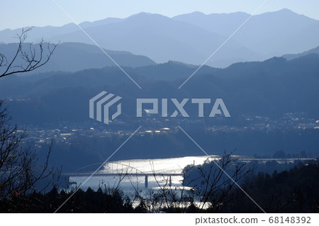 Glittering Tsukui Lake Mitsui Ohashi and Kitatanzawa Main Peak [Tsakui, Sagamihara-shi January] 68148392