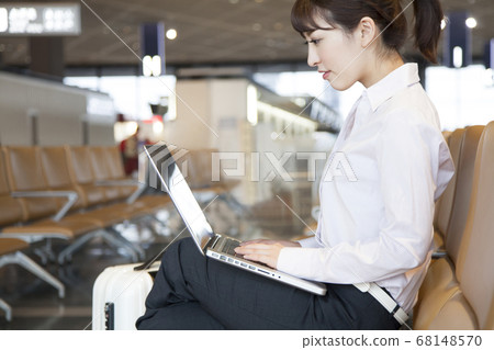 辦公室工作人員在機場使用便攜式計算機 68148570