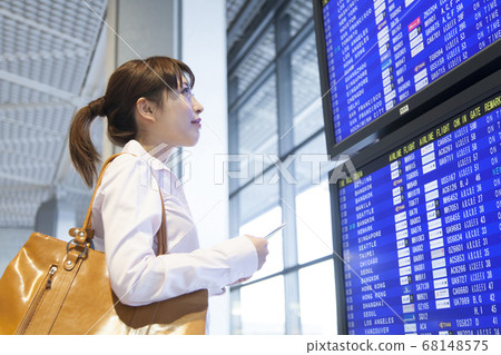 看航班時刻表的女商人 看航班時刻表的女商人 68148575