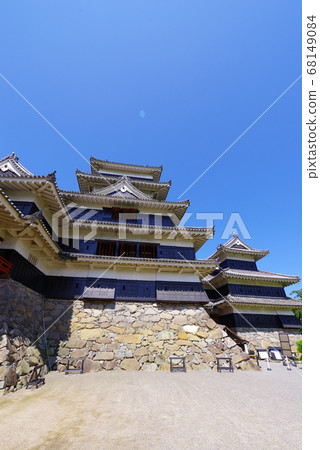Blue sky and Matsumoto castle 68149084
