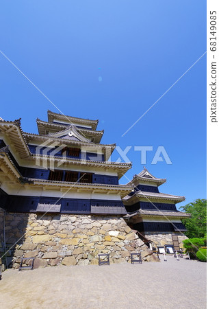 Blue sky and Matsumoto castle 68149085