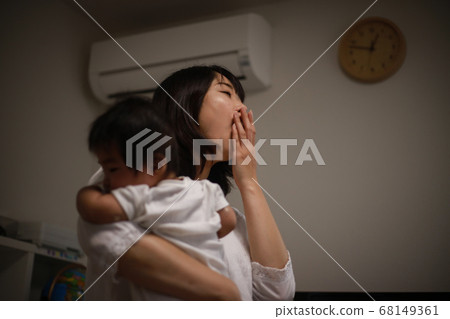 Yawning mother Yawning mother 68149361