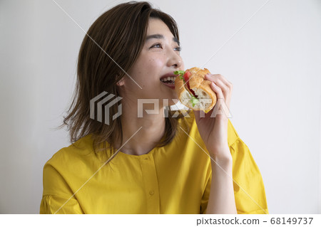 Women who eat 68149737
