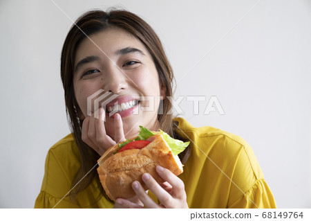 Women who eat 68149764