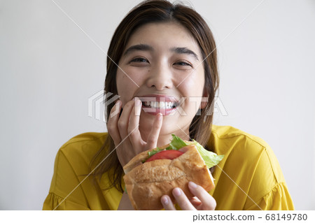 Women who eat 68149780
