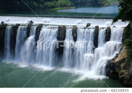 夏天秋天瀑布 68150935