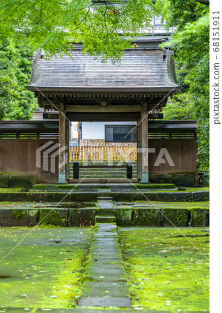 [Kanagawa] The main gate of Sounji Temple, which is rich in greenery 68151911