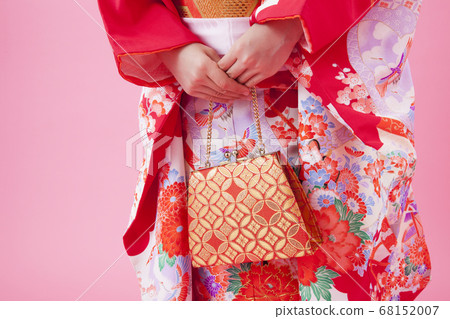 提著包的振袖少女 68152007