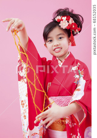 一個穿著大禮服的女孩和Ayari一起玩 68152035