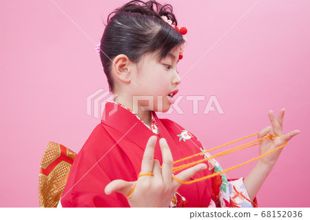 A girl in furisode playing with Ayari 68152036