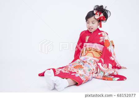 A girl in furisode with numb legs A girl in furisode with numb legs 68152077