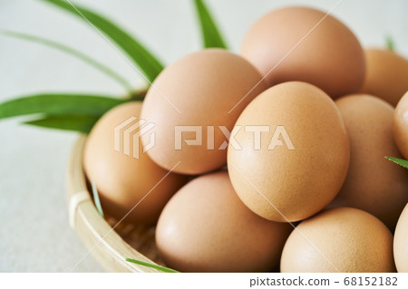 用漏勺新鮮的雞蛋 68152182