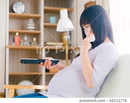 Pregnant woman watching TV tears live 4:3 Pregnant woman watching TV tears live 4:3 68152776