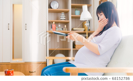 孕婦看電視,微笑16:9 孕婦看電視,微笑16:9 68152786