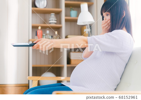 A woman watching TV Copy space that suppresses the mouth A woman watching TV Copy space that suppresses the mouth 68152961