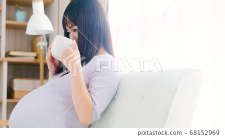 Soup pregnant woman meal copy space 16:9 68152969