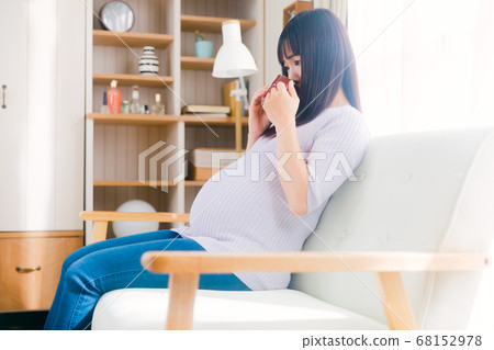 Pregnant women to rehydrate with various drinks 68152978