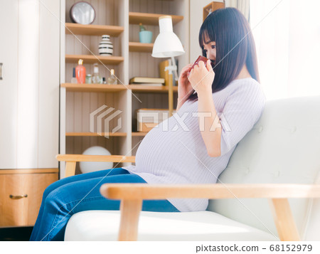 Pregnant woman rehydrating 4:3 68152979