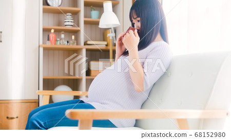 Pregnant woman rehydrating 16:9 68152980