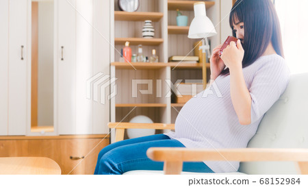 Pregnant woman hydrating various drinks 16:9 68152984