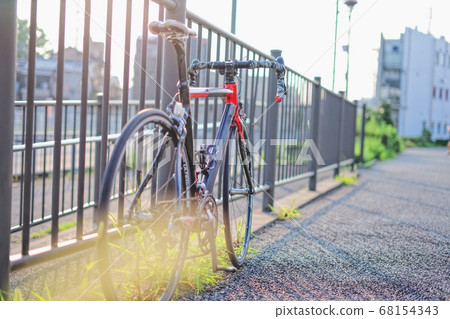 背光柵欄和公路自行車肖像 背光柵欄和公路自行車肖像 68154343